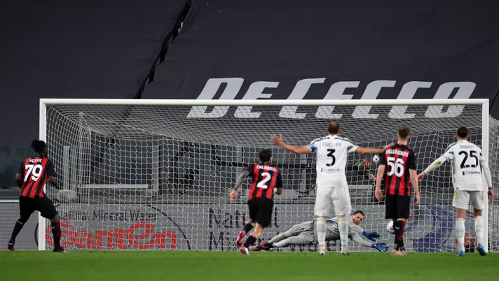 TURIN, ITALY - MAY 09: Wojciech Szczesny of Juventus saves a penalty from Franck Kessie of A.C. Milan during the Serie A match between Juventus  and AC Milan at  on May 09, 2021 in Turin, Italy. Sporting stadiums around Italy remain under strict restrictions due to the Coronavirus Pandemic as Government social distancing laws prohibit fans inside venues resulting in games being played behind closed doors. (Photo by Valerio Pennicino/Getty Images)