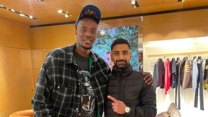 Abraham re di Roma dopo il derby: shopping e foto con i tifosi abraham roma shopping tifosi
