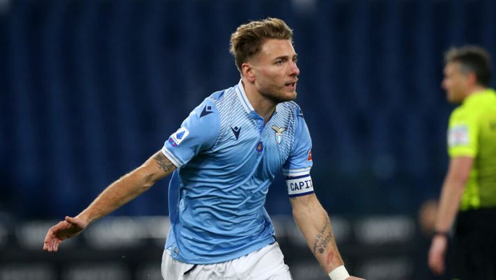ROME, ITALY - FEBRUARY 07: Ciro Immobile of SS Lazio celebrates after scoring their side's first goal during the Serie A match between SS Lazio and Cagliari Calcio at Stadio Olimpico on February 07, 2021 in Rome, Italy. Sporting stadiums around Italy remain under strict restrictions due to the Coronavirus Pandemic as Government social distancing laws prohibit fans inside venues resulting in games being played behind closed doors. (Photo by Paolo Bruno/Getty Images) La Gazzetta cambia tutto per Ciro Immobile: voto 5 e niente assist! - immagine 1