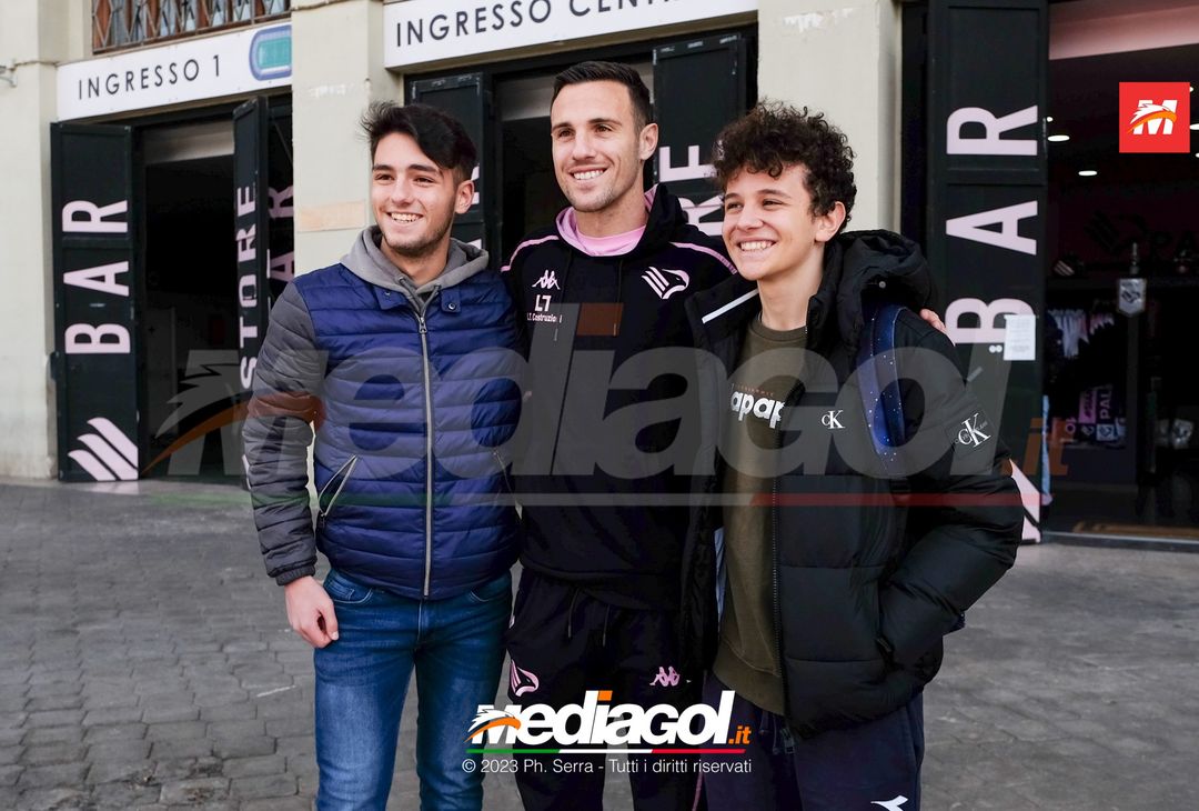 FOTO PALERMO, Valerio Verre: autografi e selfie con i tifosi del Palermo (Gallery) - immagine 7
