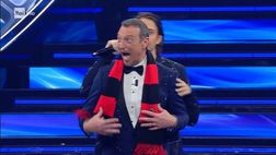 Amadeus, contropiede al Festival: sciarpa del Milan al collo. “Stavamo anche vincendo”