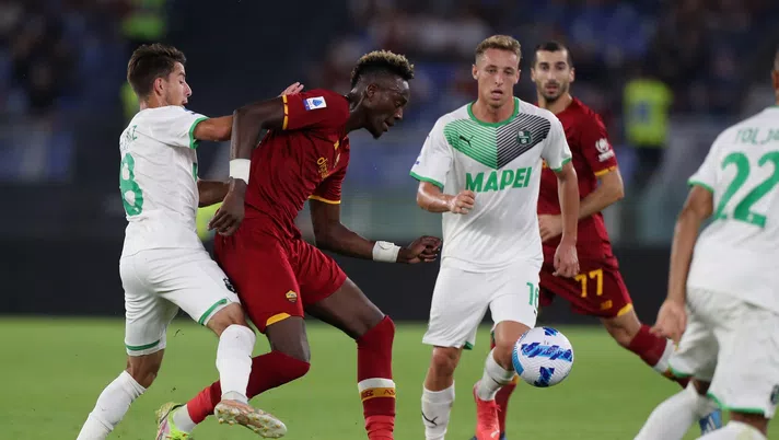 ROME, ITALY - SEPTEMBER 12:  Tammy Abraham AS Roma in action during the Serie A match between AS Roma and US Sassuolo at Stadio Olimpico on September 12, 2021 in Rome, Italy  (Photo by Paolo Bruno/Getty Images)