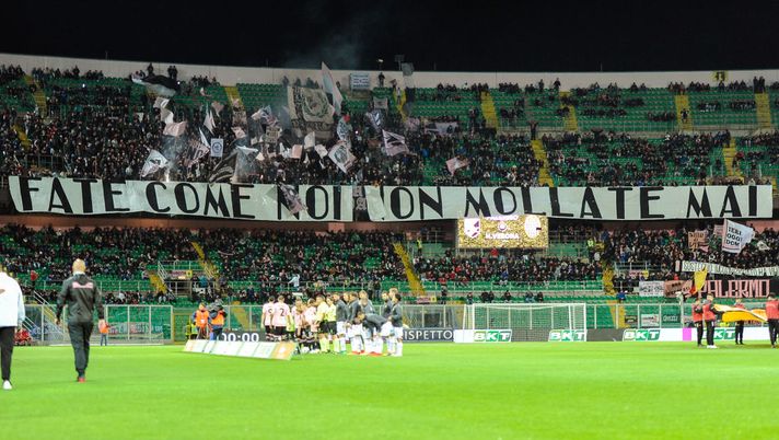 PALERMO, ITALY - APRIL 08: Fams of Palermo show their support during the Serie B match between US Citta di Palermo and Hellas Verona at Stadio Renzo Barbera on April 08, 2019 in Palermo, Italy. (Photo by Getty Images/Getty Images) PALERMO, ITALY - APRIL 08: Fams of Palermo show their support during the Serie B match between US Citta di Palermo and Hellas Verona at Stadio Renzo Barbera on April 08, 2019 in Palermo, Italy. (Photo by Getty Images/Getty Images)