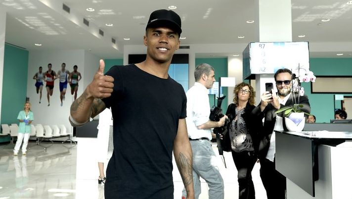 Brazilian football player Douglas Costa thumbs up upon his arrival at the Juventus' Medical Center in Turin on July 12, 2017. / AFP PHOTO / MASSIMO PINCA (Photo credit should read MASSIMO PINCA/AFP/Getty Images) Da Pjanic a Douglas Costa e Dybala: prove di vera Juve, la probabile formazione - immagine 1