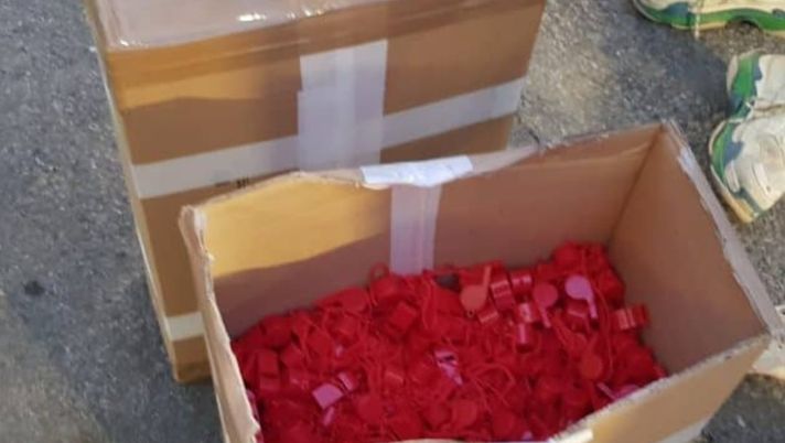 Fiorentina-Juventus, distribuiti 10.000 fischietti contro Vlahovic Fiorentina-Juventus, distribuiti 10.000 fischietti contro Vlahovic - immagine 1