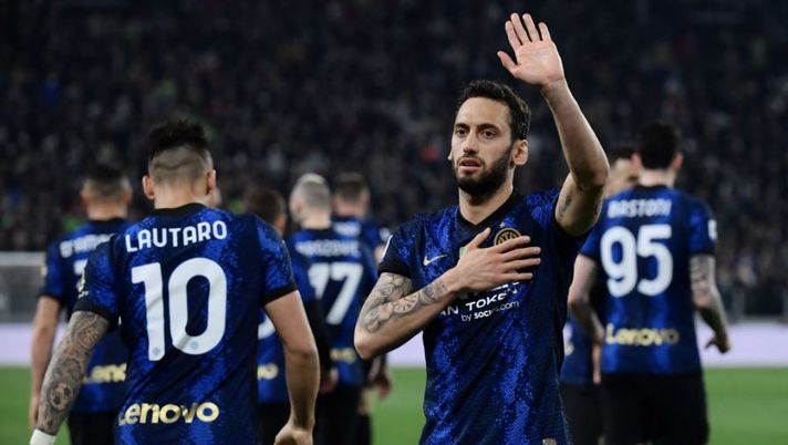 Inter Milan's Turkish midfielder Hakan Calhanoglu celebrates after opening the scoring with a penalty during the Italian Serie A football match between Juventus and Inter on April 03, 2022 at the Juventus stadium in Turin. (Photo by Filippo MONTEFORTE / AFP) (Photo by FILIPPO MONTEFORTE/AFP via Getty Images) Inter, contro la Juve tira il rigore Calhanoglu e non Lautaro: “Non mi aspettavo il primo errore” - immagine 1