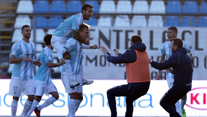 CHIAVARI, ITALY - DECEMBER 14: Manuel De Luca of Virtus Entella celebrates after scoring a goal during the Serie B match between Virtus Entella and Empoli FC at on December 14, 2019 in Chiavari, Italy. (Photo by Gabriele Maltinti/Getty Images) CHIAVARI, ITALY - DECEMBER 14: Manuel De Luca of Virtus Entella celebrates after scoring a goal during the Serie B match between Virtus Entella and Empoli FC at on December 14, 2019 in Chiavari, Italy. (Photo by Gabriele Maltinti/Getty Images)