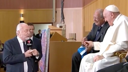 VIDEO Napoli, De Laurentiis incontra il Papa e gli dona la maglia numero 10