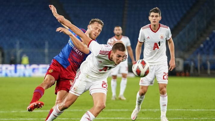 BASEL, SWITZERLAND - OCTOBER 01: Valentin Antov of ZSKA Sofia is challenged by Silvan Widmer of FC Basel during the UEFA Europa League play-off match between FC Basel and ZSKA Sofia at St. Jakob-Park on October 1, 2020 in Basel, Switzerland. Football Stadiums around Europe remain empty due to the Coronavirus Pandemic as Government social distancing laws prohibit fans inside venues resulting in fixtures being played behind closed doors. (Photo by Christian Kaspar-Bartke/Getty Images) BASEL, SWITZERLAND - OCTOBER 01: Valentin Antov of ZSKA Sofia is challenged by Silvan Widmer of FC Basel during the UEFA Europa League play-off match between FC Basel and ZSKA Sofia at St. Jakob-Park on October 1, 2020 in Basel, Switzerland. Football Stadiums around Europe remain empty due to the Coronavirus Pandemic as Government social distancing laws prohibit fans inside venues resulting in fixtures being played behind closed doors. (Photo by Christian Kaspar-Bartke/Getty Images)