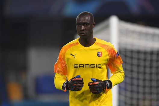  LONDON, ENGLAND - NOVEMBER 04: Alfred Gomis of Stade Rennais FC looks on during the UEFA Champions League Group E stage match between Chelsea FC and Stade Rennais at Stamford Bridge on November 04, 2020 in London, England. Sporting stadiums around the UK remain under strict restrictions due to the Coronavirus Pandemic as Government social distancing laws prohibit fans inside venues resulting in games being played behind closed doors. (Photo by Neil Hall - Pool/Getty Images) 