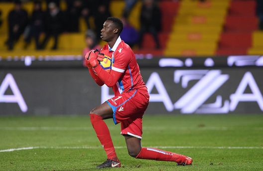  BENEVENTO, ITALY - DECEMBER 17: Alfred Gomis of Spal in action during the Serie A match between Benevento Calcio and Spal at Stadio Ciro Vigorito on December 17, 2017 in Benevento, Italy. (Photo by Francesco Pecoraro/Getty Images) 