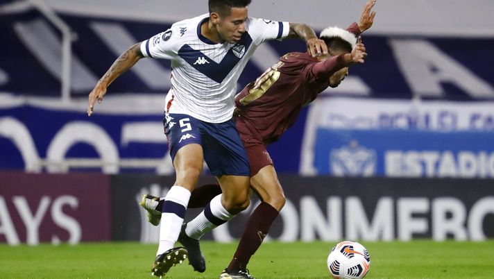 BUENOS AIRES, ARGENTINA - MAY 13: Francisco Ortega of Velez fights for the ball with Christian Geovanny Cruz Tapia of LDU Quito during a match between Velez and Liga Deportiva Universitaria as part of Group G of Copa CONMEBOL Libertadores 2021 at Jose Amalfitani Stadium on May 13, 2021 in Buenos Aires, Argentina. (Photo by Marcos Brindicci-Pool/Getty Images) Dall’Argentina: Torino su Francisco Ortega del Velez - immagine 1