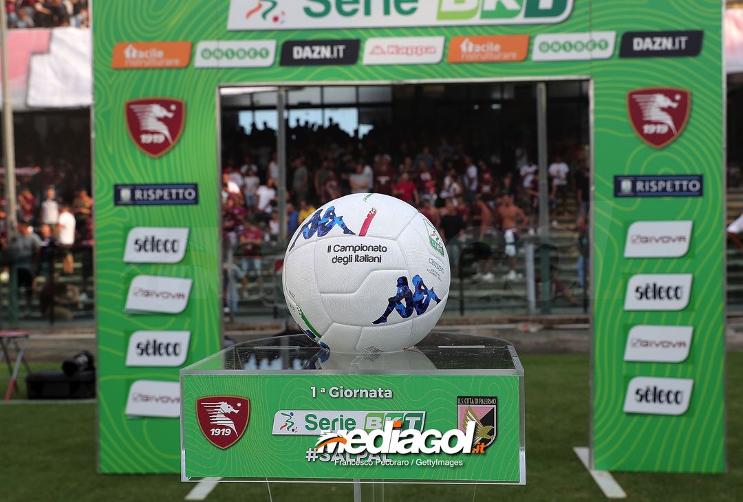  SALERNO, ITALY - AUGUST 25: The Serie B ball before the Serie B match between US Salernitana and US Citta di Palermo on August 25, 2018 in Salerno, Italy.  (Photo by Francesco Pecoraro/Getty Images) 