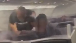 Tyson prende a pugni un passeggero molesto in aereo (VIDEO)