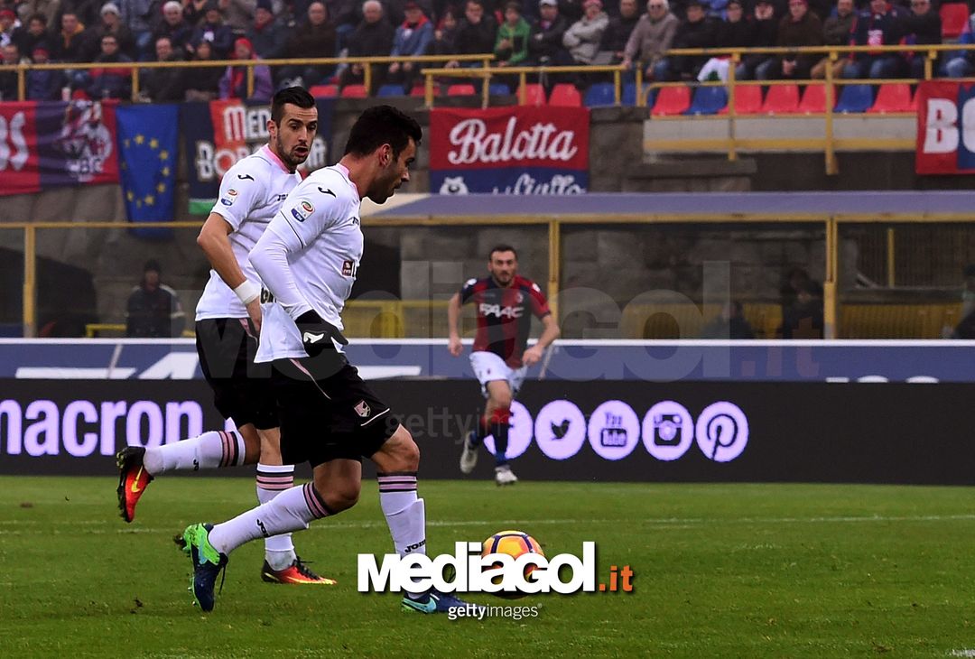  BOLOGNA, ITALY - NOVEMBER 20: Bruno Henrique (R) of Palermo passes the ball to Ilija Nestorovski who will score the opening goal during the Serie A match between Bologna FC and US Citta di Palermo at Stadio Renato Dall'Ara on November 20, 2016 in Bologna, Italy.  (Photo by Tullio M. Puglia/Getty Images) 