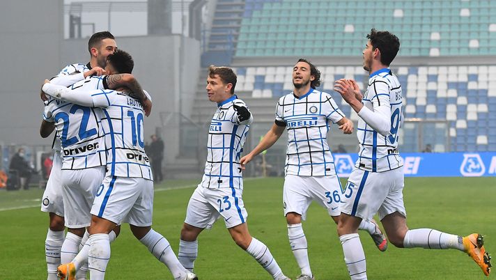 REGGIO NELL'EMILIA, ITALY - NOVEMBER 28:FC Internazionale players celebrate during the Serie A match between US Sassuolo and FC Internazionale at Mapei Stadium - Città del Tricolore on November 28, 2020 in Reggio nell'Emilia, Italy. (Photo by Alessandro Sabattini/Getty Images) 