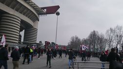 VIDEO – Milan-Inter, Curva Sud scatenata fuori San Siro: i cori