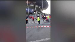 Champions League, tifosi senza biglietto scavalcano i cancelli dello stadio | VIDEO