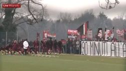 Derby, la carica dei tifosi rossoneri a Milanello prima di Milan-Inter / Video