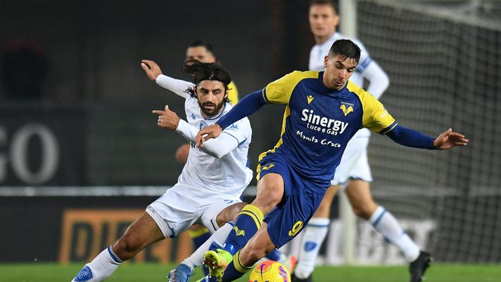 VERONA, ITALY - NOVEMBER 22: Giovanni Simeone of Hellas Verona  competes for the ball with  Sebastiano Luperto of Empoli FCduring the Serie A match between Hellas and Empoli FC at Stadio Marcantonio Bentegodi on November 22, 2021 in Verona, Italy. (Photo by Alessandro Sabattini/Getty Images)  Verona-Empoli, il ricavato sulle maglie verrà devoluto in beneficenza - immagine 1