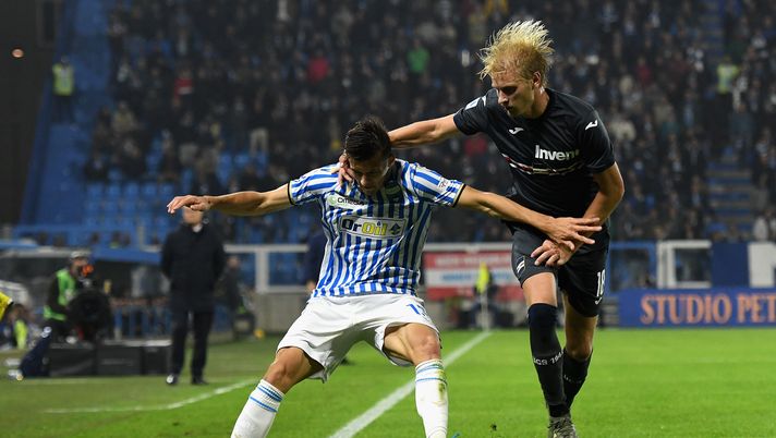 FERRARA, ITALY - NOVEMBER 04: Arkadiusz Reca of SPAL competes for the ball with Morten Thorsby of UC Sampdoria during the Serie A match between SPAL and UC Sampdoria at Stadio Paolo Mazza on November 4, 2019 in Ferrara, Italy.  (Photo by Alessandro Sabattini/Getty Images) 