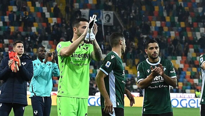 UDINE, ITALY - OCTOBER 27:Hellas Verona players celebrate during the Serie A match between Udinese Calcio and Hellas Verona FC at Dacia Arena on October 27, 2021 in Udine, Italy. (Photo by Alessandro Sabattini/Getty Images) Consigli Fantacalcio, 3 portieri per la 27a giornata: puntiamo su Montipò e Musso - immagine 1