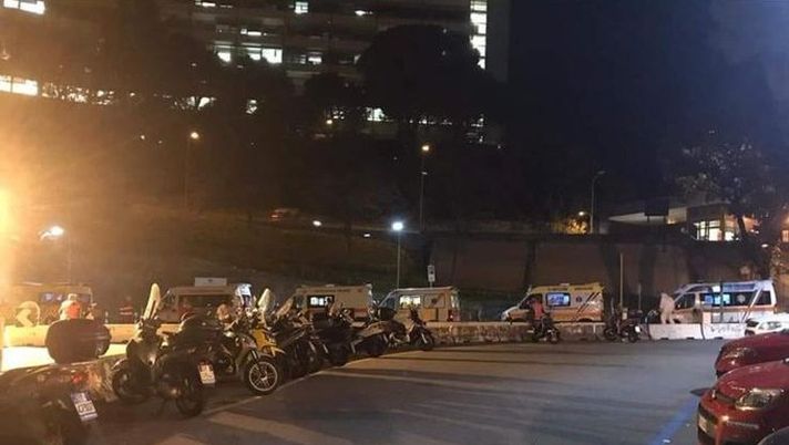 Le ambulanza in arrivo al Policlinico San Martino di Genova 