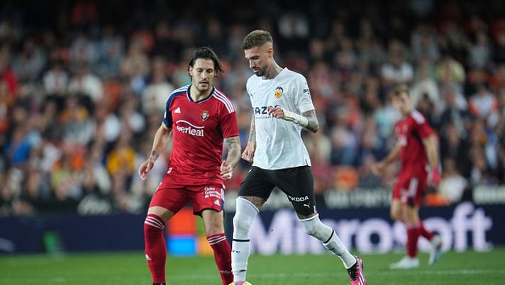 VALENCIA, SPAIN - MARCH 11: Samu Castillejo of Valencia CF holds the ball whilst under pressure from Juan Cruz of CA Osasuna during the LaLiga Santander match between Valencia CF and CA Osasuna at Estadio Mestalla on March 11, 2023 in Valencia, Spain. (Photo by Aitor Alcalde/Getty Images) EX SERIE A – Prodezza De Ligt, brillano Quaison e Muriqi: Caceres e Costa a fondo a LA- immagine 2