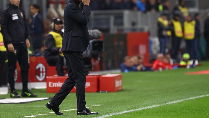 MILAN, ITALY - NOVEMBER 03:  AC Milan coach Stefano Pioli instructions to his players during the Serie A match between AC Milan and SS Lazio at Stadio Giuseppe Meazza on November 3, 2019 in Milan, Italy.  (Photo by Marco Luzzani/Getty Images) 
