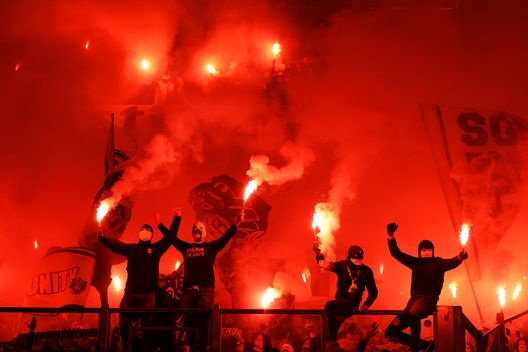 Derby della Ruhr, zero scontri ma troppi fumogeni: una donna ferita all’occhio- immagine 2