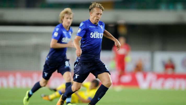 VERONA, VERONA - AUGUST 27: Lucas Leiva of SS Lazio during the Serie A match between AC Chievo Verona and SS Lazio at Stadio Marc'Antonio Bentegodi on August 27, 2017 in Verona, Italy. (Photo by Marco Rosi/Getty Images) Gol di Lucas Leiva o autogol di Ceppitelli? Arriva la decisione della Lega. E l’assist… - immagine 1