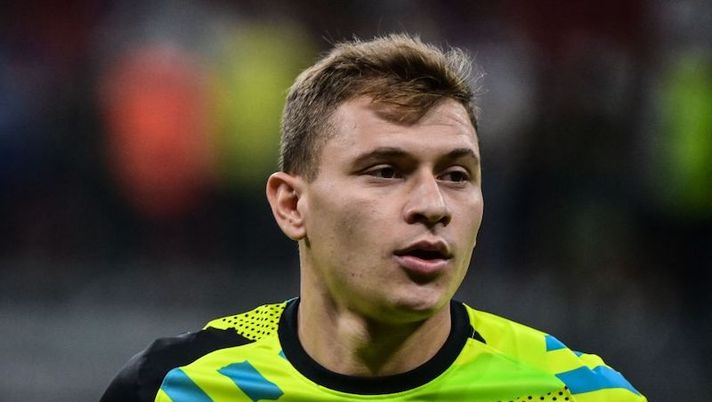 Inter Milan's Italian midfielder Nicolo Barella warms up prior to the UEFA Champions League Group D football match between Inter Milan and Real Madrid on September 15, 2021 at the San Siro stadium in Milan. (Photo by MIGUEL MEDINA / AFP) (Photo by MIGUEL MEDINA/AFP via Getty Images) Gazzetta: “Due big d’Europa seguono Barella, il fattore decisivo per la permanenza” - immagine 1