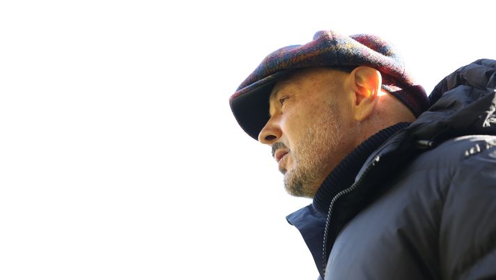 TURIN, ITALY - DECEMBER 12: Sinisa Mihajlovic Head coach of Bologna FC during the Serie A match between Torino FC and Bologna FC at Stadio Olimpico di Torino on December 12, 2021 in Turin, Italy. (Photo by Jonathan Moscrop/Getty Images) Cor Sport – La stampa internazionale celebra Mihajlovic - immagine 1