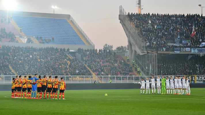 LECCE, ITALY - JANUARY 04: SS Lazio team and US Lecce team during the minute of silence in memory Pelè during the Serie A match between US Lecce and SS Lazio at Stadio Via del Mare on January 04, 2023 in Lecce, Italy. (Photo by Marco Rosi - SS Lazio/Getty Images) Lecce, Di Francesco decisivo: ma per lui contro la Lazio non è un derby… - immagine 1