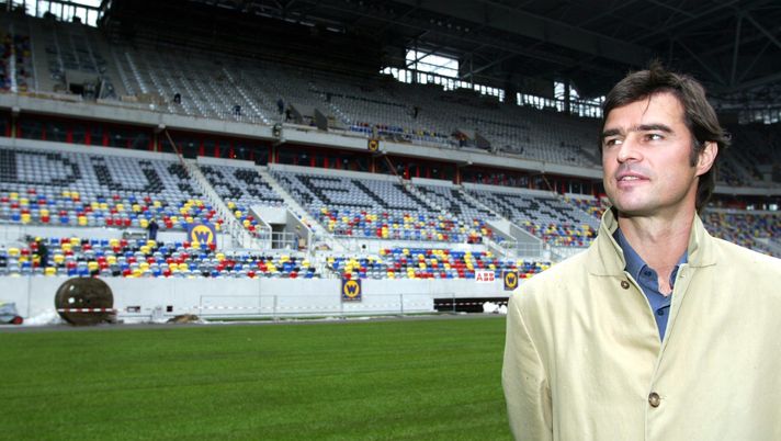 DUSSELDORF, GERMANY - AUGUST 27:    Fussball: Sportstaette / Stadion, Duesseldorf; Rheinstadion; Generalmanager Thomas BERTHOLD / Fortuna Duesseldorf schaut sich im neuen Stadion um 27.08.04.  (Photo by Lars Baron/Bongarts/Getty Images) 
