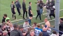 Sunday League, prima 4 rossi: poi una forchetta scatena la rissa in campo e in tribuna