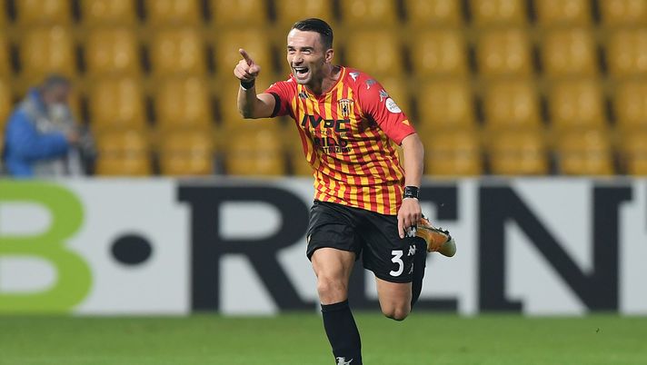 BENEVENTO, ITALY - NOVEMBER 28: Gaetano Letizia of Benevento Calcio celebrates after scoring the 1-1 goal during the Serie A match between Benevento Calcio and Juventus at Stadio Ciro Vigorito on November 28, 2020 in Benevento, Italy. (Photo by Francesco Pecoraro/Getty Images) Allarme terzini per il Benevento: ecco chi salterà il match contro la Fiorentina - immagine 1