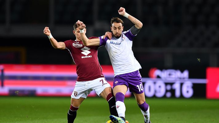 TURIN, ITALY - JANUARY 29: Gaetano Castrolvilli of Fiorentina battles with Sasa Lukic of Torino during the Serie A match between Torino FC and ACF Fiorentina at Stadio Olimpico di Torino on January 29, 2021 in Turin, Italy. (Photo by Valerio Pennicino/Getty Images) 