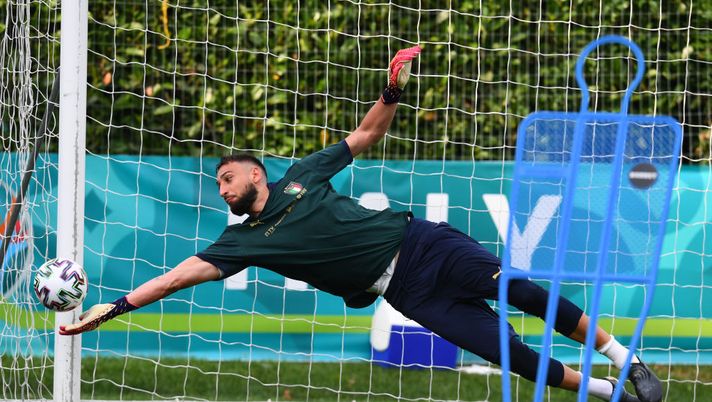 FLORENCE, ITALY - JUNE 07: Gianluigi Donnarumma of Italy in action during a Italy training session at Centro Tecnico Federale di Coverciano on June 07, 2021 in Florence, Italy. (Photo by Claudio Villa/Getty Images) I 10 giovani da prendere se si fa il fantacalcio con le conferme - immagine 1