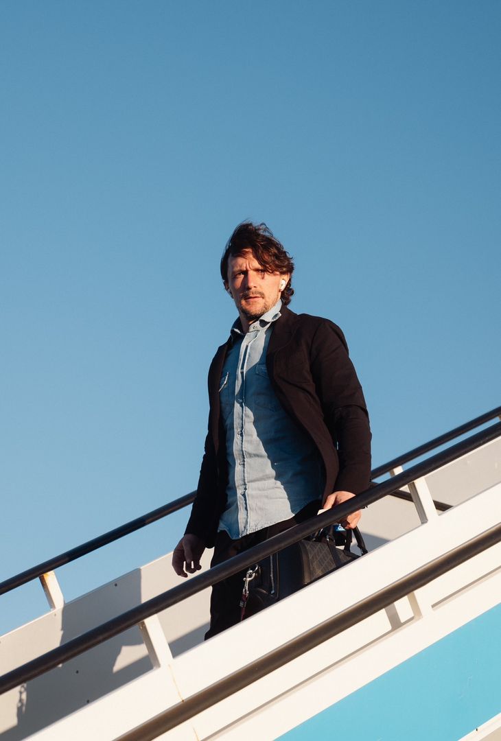 Anche Geolier sull'aereo degli azzurri diretti a Barcellona