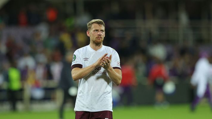 FLORENCE, ITALY - OCTOBER 13: Stephen Kingsley of Heart of Midlothian FC greets the fans after during the UEFA Europa Conference League group A match between ACF Fiorentina and Heart of Midlothian at Stadio Artemio Franchi on October 13, 2022 in Florence, Italy. (Photo by Gabriele Maltinti/Getty Images) Dalla commozione cerebrale al derby di Edimburgo: Kingsley “Abbiamo ancora fame” - immagine 1
