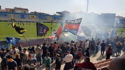 Pisa, la carica dei tifosi per il Verona