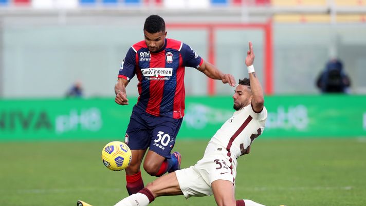 CROTONE, ITALY - JANUARY 06: Junior Messias of Crotone competes for the ball with Bruno Peres of Roma during the Serie A match between FC Crotone and AS Roma at Stadio Comunale Ezio Scida on January 06, 2021 in Crotone, Italy. (Photo by Maurizio Lagana/Getty Images) 