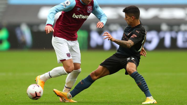 LONDON, ENGLAND - OCTOBER 24: Andriy Yarmolenko of West Ham United battles for possession with Joao Cancelo of Manchester City during the Premier League match between West Ham United and Manchester City at London Stadium on October 24, 2020 in London, England. Sporting stadiums around the UK remain under strict restrictions due to the Coronavirus Pandemic as Government social distancing laws prohibit fans inside venues resulting in games being played behind closed doors. (Photo by Catherine Ivill/Getty Images) Cancelo e il guardiolismo: “Ora gioco con entrambi i piedi e anche al centro, potrei anche diventare mezzala” - immagine 1