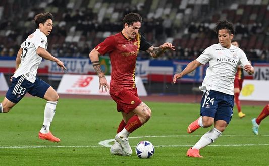 TOKYO, JAPAN - NOVEMBER 28: AS Roma player Nicolò Zaniolo during the friendly match between Yokohama F.Marinos and AS Roma at National Stadium on November 28, 2022 in Tokyo, Japan. (Photo by Luciano Rossi/AS Roma via Getty Images) Zaniolo, i dubbi di Totti riaprono il dibattito su ruolo e rinnovo- immagine 2