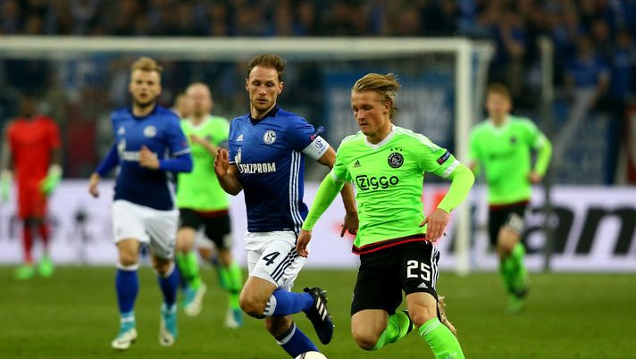 GELSENKIRCHEN, GERMANY - APRIL 20: (L-R) Benedikt Hoewedes of Schalke challenges Kasper Dolberg of Amsterdam during the UEFA Europa League quarter final second leg match between FC Schalke 04 and Ajax Amsterdam at Veltins-Arena on April 20, 2017 in Gelsenkirchen, Germany. (Photo by Christof Koepsel/Bongarts/Getty Images) GELSENKIRCHEN, GERMANY - APRIL 20: (L-R) Benedikt Hoewedes of Schalke challenges Kasper Dolberg of Amsterdam during the UEFA Europa League quarter final second leg match between FC Schalke 04 and Ajax Amsterdam at Veltins-Arena on April 20, 2017 in Gelsenkirchen, Germany. (Photo by Christof Koepsel/Bongarts/Getty Images)