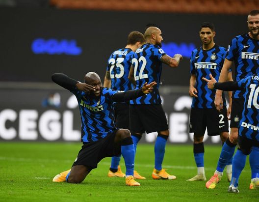  MILAN, ITALY - NOVEMBER 22: Romelu Lukaku of FC Internazionale celebrates after scoring the goal during the Serie A match between FC Internazionale and Torino FC at Stadio Giuseppe Meazza on November 22, 2020 in Milan, Italy. (Photo by Claudio Villa - Inter/Inter via Getty Images) 