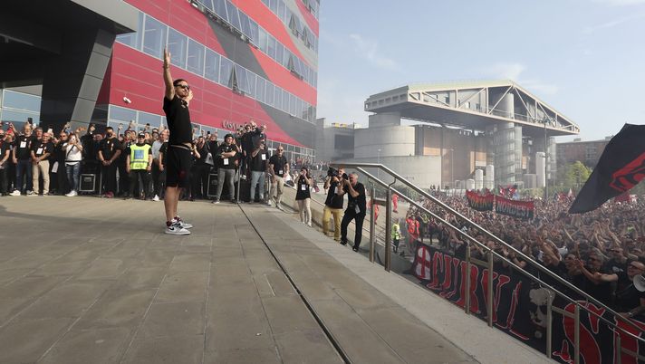 MILAN, ITALY - MAY 23: Zlatan Ibrahimovic of AC Milan celebrates during the Serie A Victory Parade on May 23, 2022 in Milan, Italy. (Photo by AC Milan/AC Milan via Getty Images) Zlatan Ibrahimovic, attaccante del Milan (getty images)