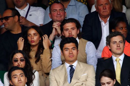 LONDON, ENGLAND - JULY 14: Brooklyn Beckham and Hana Cross look on as they attend the Men's Singles final between Novak Djokovic of Serbia and Roger Federer of Switzerland during Day thirteen of The Championships - Wimbledon 2019 at All England Lawn Tennis and Croquet Club on July 14, 2019 in London, England. (Photo by Clive Brunskill/Getty Images) “Cooking with Brooklyn”, il piccolo Beckham, ci prova in cucina - immagine 1
