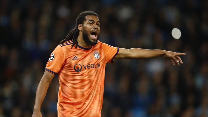 MANCHESTER, ENGLAND - SEPTEMBER 19: Jason Denayer of Lyon reacts during the Group F match of the UEFA Champions League between Manchester City and Olympique Lyonnais at Etihad Stadium on September 19, 2018 in Manchester, United Kingdom. (Photo by Julian Finney/Getty Images) La Fiorentina rifà il muro: Denayer e non solo. Le scelte di Pradè - immagine 1